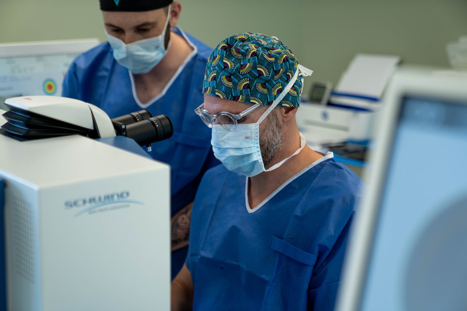 Dr Pierre Nicolle au bloc opératoire, chirurgie vitréo-rétinienne au Pôle Ophtalmo de Melun